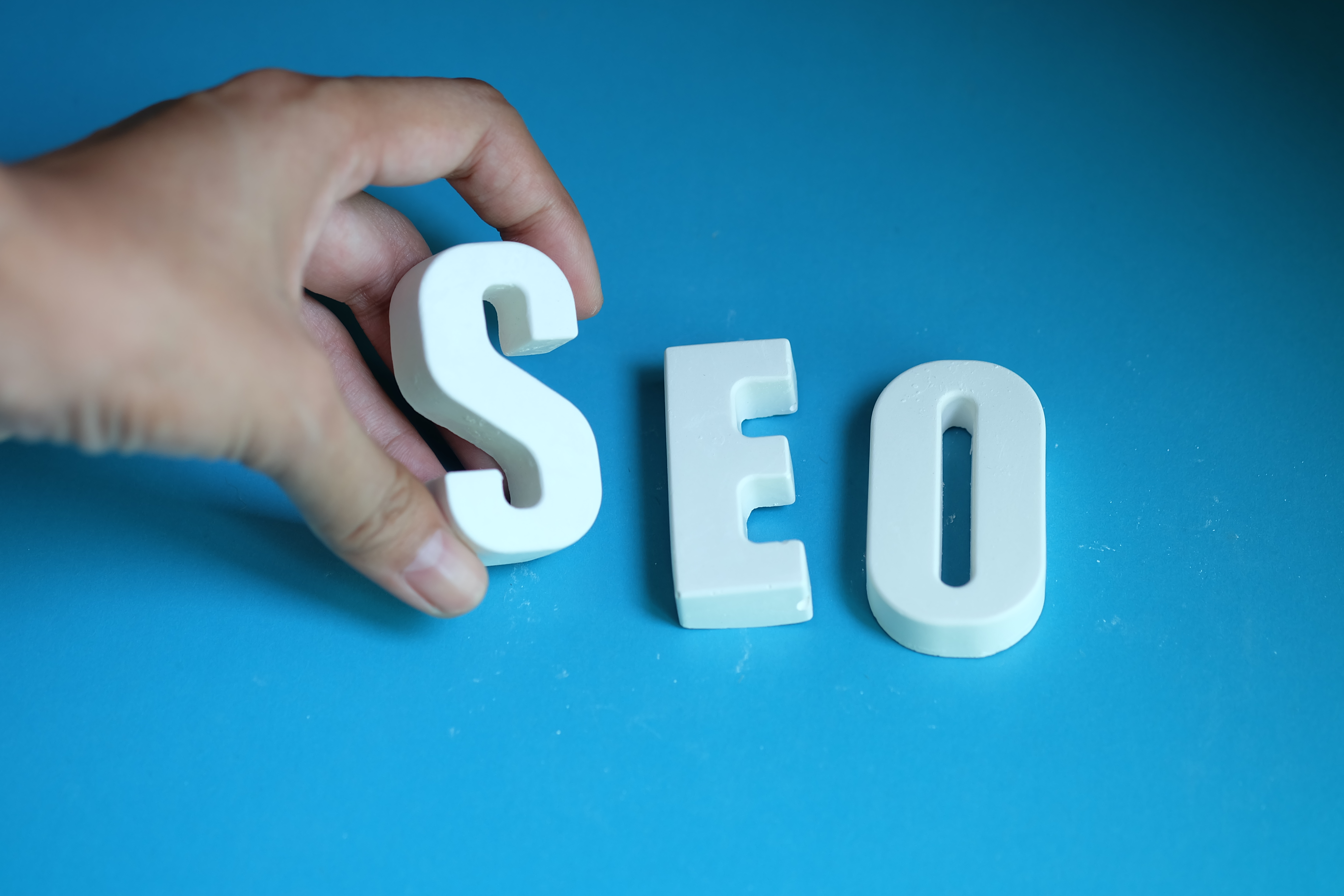 hand-arrange-white-letters-as-seo.jpg